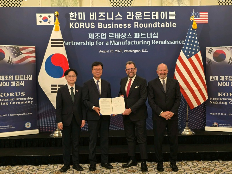 (왼쪽부터)김정관 한국 산업통상자원부 장관, 최성안 삼성중공업 대표이사, 프란체스코 발렌테(Francesco Valente) 비거마린그룹 대표이사, 하워드 러트닉(Howard Lutnick) 미국 상무부 장관.(사진=삼성중공업)