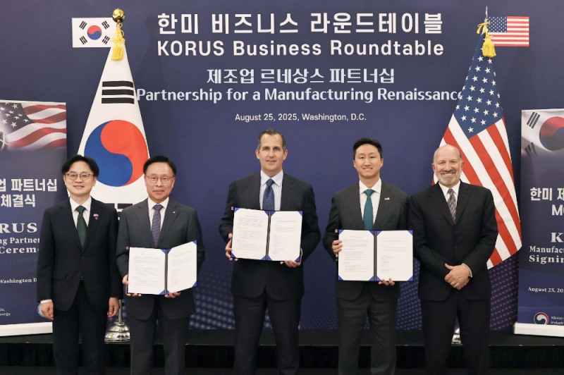 (왼쪽부터) 김정관 산업통상자원부 장관, 김복규 한국산업은행 수석부행장, 프랭크 브루노 서버러스 캐피탈 최고경영자, 정기선 HD현대 수석부회장, 하워드 러트닉 미국 상무부 장관.(사진=HD현대)