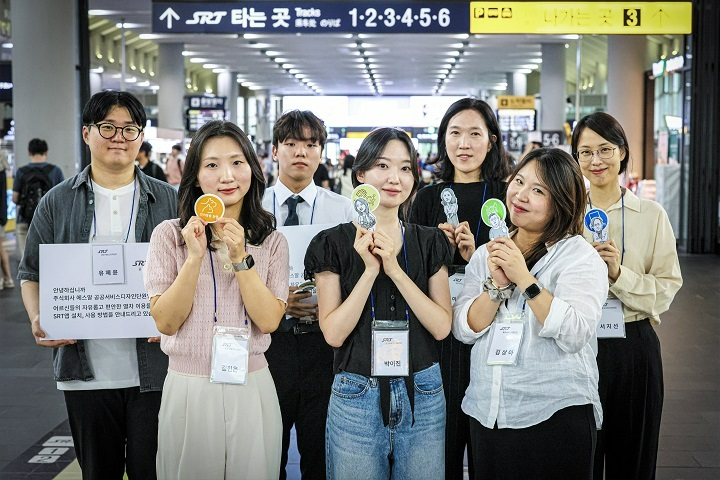 에스알은 25일(월) 수서역에서 국민디자인단과 함께 국민이 직접 서비스 문제를 발굴하고 해결방안을 실험하는 ‘리빙랩 활동’에 나섰다.(사진=SR)