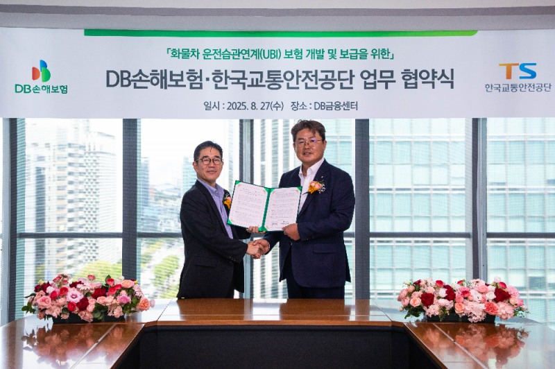 한국교통안전공단 정용식 이사장(왼쪽)과 DB손해보험 정종표 대표이사가 27일 화물차 운전습관연계(UBI) 보험 개발 및 보급을 위한 업무협약식에서 기념사진을 찍고 있다.(사진=TS)