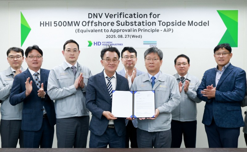 (왼쪽 네 번째) DNV 신성호 영업 대표, (여섯 번째) HD현대중공업 원광식 해양에너지사업본부장).(사진=HD현대)
