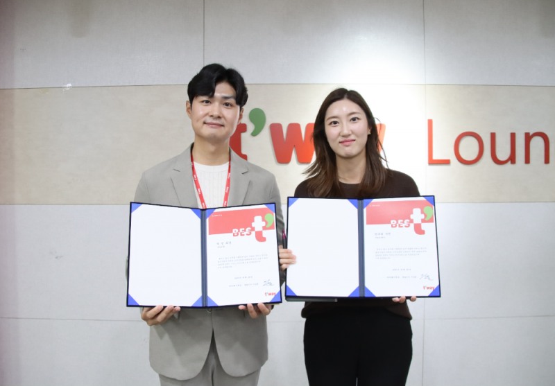 8월 28일(목) 김포공항 화물청사에서 티웨이항공 2025년 상반기 서비스 우수직원에 선정된 수상자들이 수상 후 기념사진을 촬영하고 있다.(사진=티웨이항공)