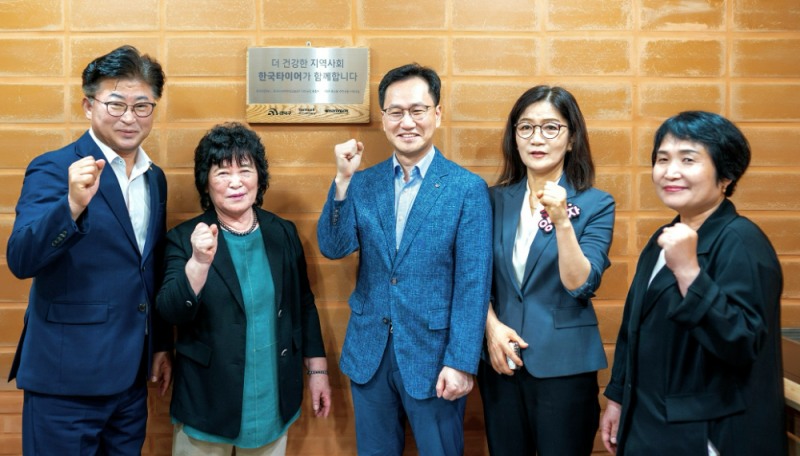 (좌측 첫 번째, 세 번째) 대전광역시 최충규 대덕구청장, 한국타이어앤테크놀로지 이준길 대전공장장 상무.(사진=한국타이어)