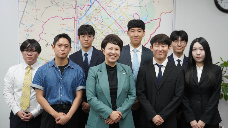 김은혜 (가운데) 국회의원 (사진=의원실)