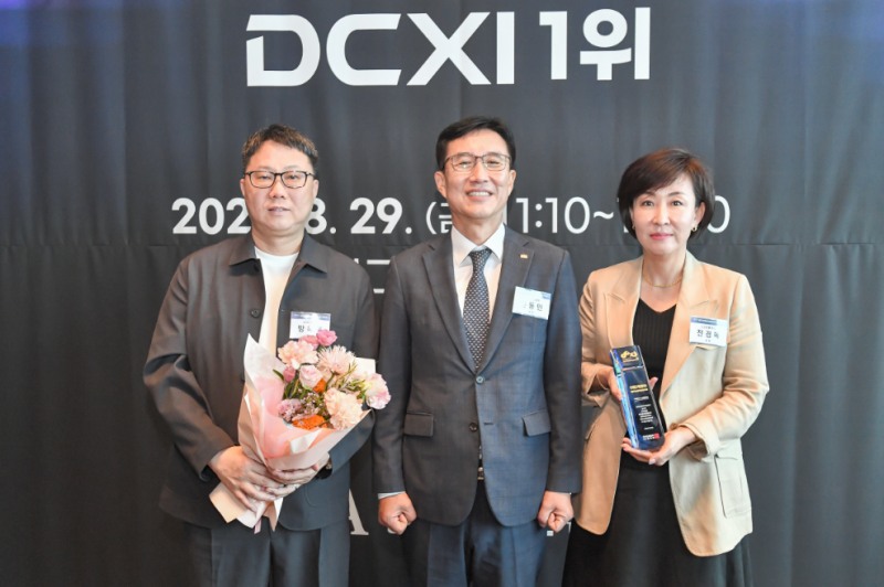 LG유플러스 전경혜 디지털CX/성장담당(오른쪽)과 방욱재 디지털커머스개발Lab장(왼쪽)이 문동민 한국표준협회 회장과 기념촬영을 하고 있는 모습. 사진=LG유플러스