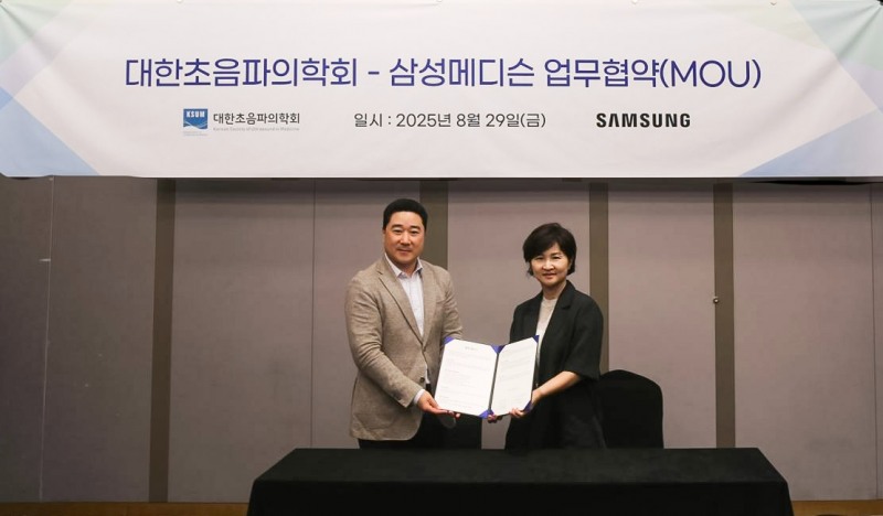 왼쪽부터 삼성메디슨 유규태 대표, 대한초음파의학회 한부경 회장. 사진=삼성메디슨