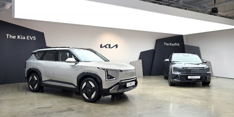 EV5 미디어 데이 행사장에 전시된 (왼쪽부터)EV5 기본 모델과 GT-라인.(사진=기아)