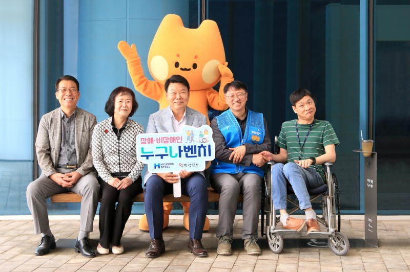 (왼쪽 세번째부터) 당진시 오성환 시장, 현대제철 박천탁 실장.(사진=현대제철)