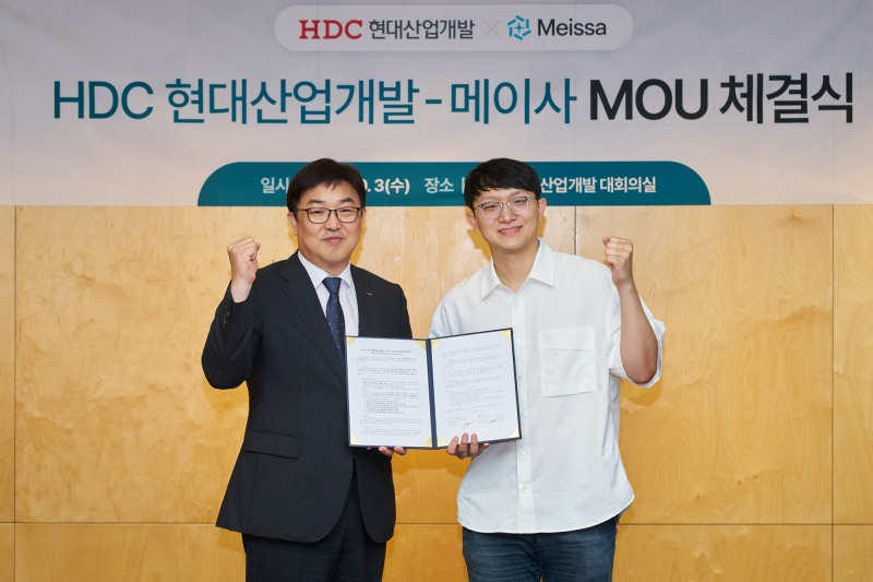 (왼쪽부터) 민성우 HDC현대산업개발 건축본부장, 최석원 메이사 대표이사.(사진=HDC현대산업개발)