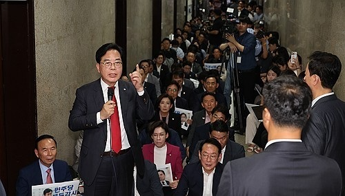 국회 사무처 관계자들에 항의하는 송언석 원내대표(사진=연합뉴스)