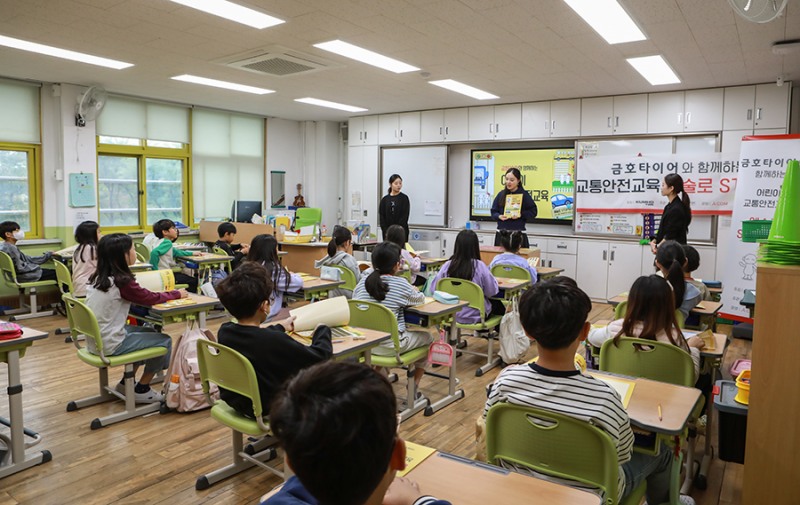 지난해 실시한 금호타이어 ‘어린이 교통안전 교육’ 현장 활동.(사진=금호타이어)
