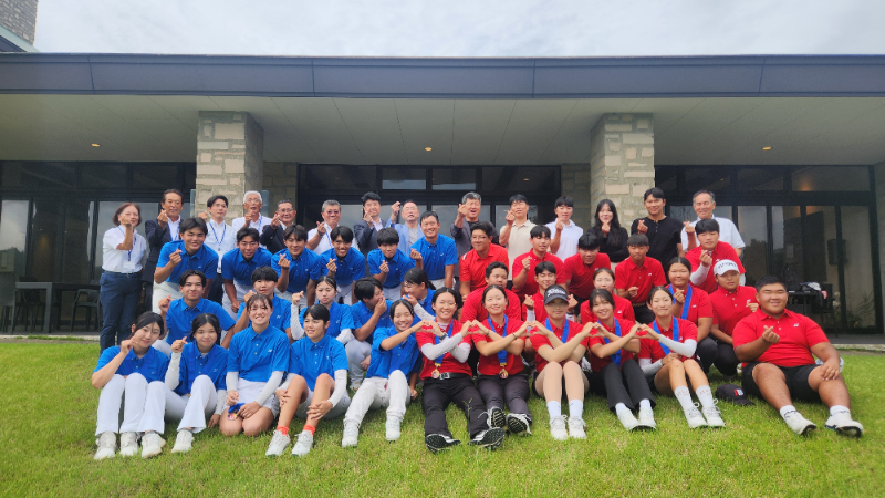 ▲‘제11회 한·일 학생 골프 친선 교류전’에 전남 대표 학생선수단이 일본선수단들과 우정을 나누고 있다. (사진=전남도교육청 제공)