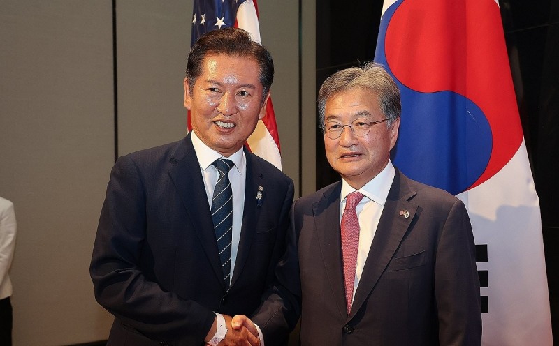 조셉 윤 대사대리와 정청래 의원(사진=연합뉴스)