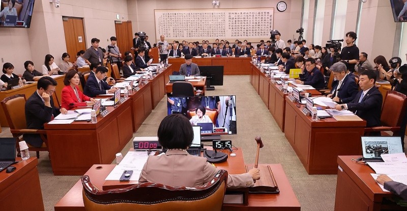 의사봉 두드리는 추미애 법사위원장(사진=연합뉴스)