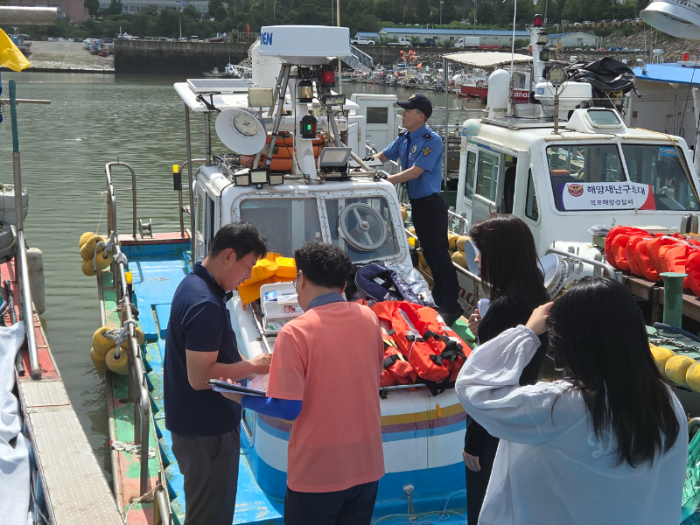 ▲목포해경이 가을 성수기 낚시어선 안전관리를 실시하고 있다. (사진=목포해양경찰서)