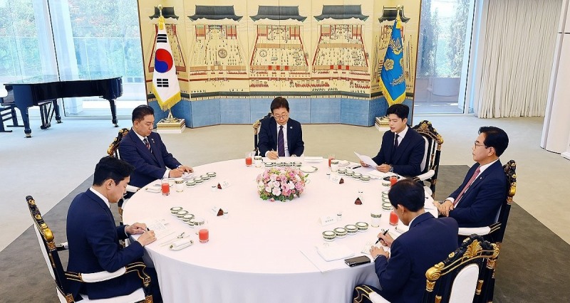 이재명 대통령이 취임한 지난 6월 여야 지도부와 오찬을 가지는 모습(사진=연합뉴스)