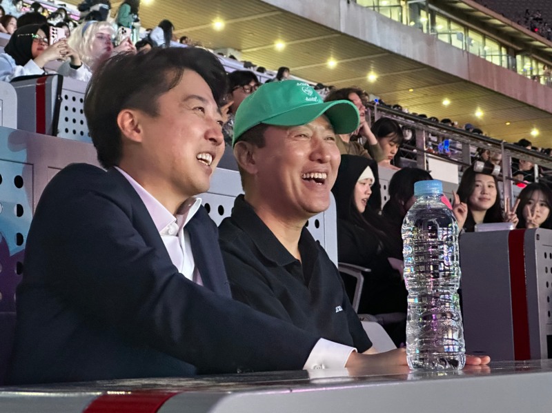 개혁신당 이준석 대선 후보(왼쪽)가 30일 서울월드컵경기장에서 오세훈 서울시장과 서울스프링페스타 원더쇼 개막식을 관람하고 있다. 사진=연합뉴스