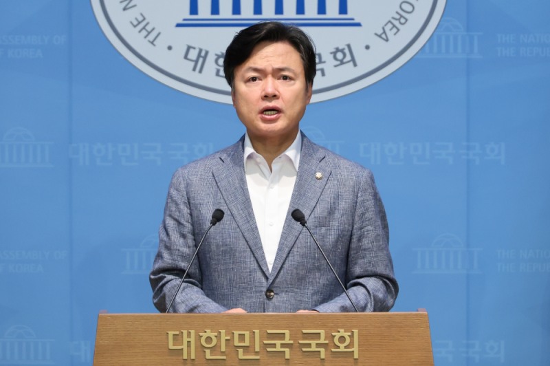 더불어민주당 김현정 원내대변인이 7일 서울 여의도 국회 소통관에서 '건진법사 관봉권 띠지' 분실 사건과 관련해 특검수사를 요구하고 있다.(서잔=연합뉴스)