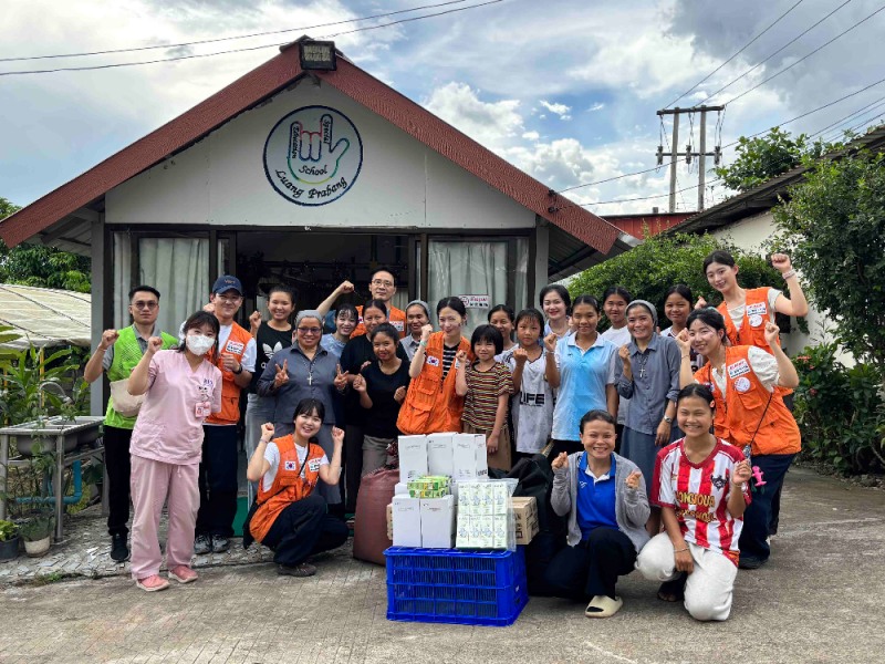제주항공과 열린의사회 자원봉사자들이 라오스 루앙프라방에서 애경산업의 후원품을 주민들에게 전달하고 기념촬영을 하고 있다.(사진=제주항공)