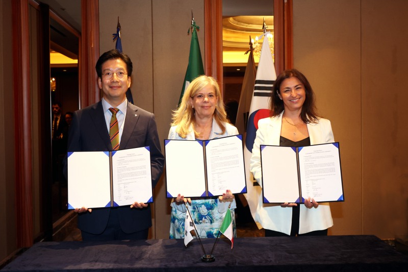 왼쪽에서부터 대우건설 재무관리실 황원상 실장, 이태리 SACE 국제사업 총괄대표 Ms. Michal Ron(미칼 론), 프랑스 나틱시스(Natixis CIB) 글로벌 트레이드 글로벌 공동대표 Ms. Michela Cicenia(미켈라 씨체니아).(사진=대우건설)