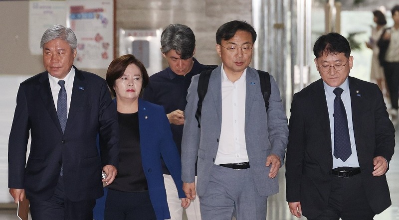 의총 향하는 조국혁신당 의원들(사진=연합뉴스)