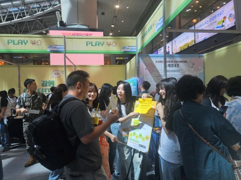 한국철도공사(코레일)가 11일 용산역에서 한국생명존중희망재단과 공동으로 ‘자살예방 박람회’를 열고, 홍보부스에서 SNS 이벤트 등 국민 참여형 행사를 진행했다.(사진=코레일)