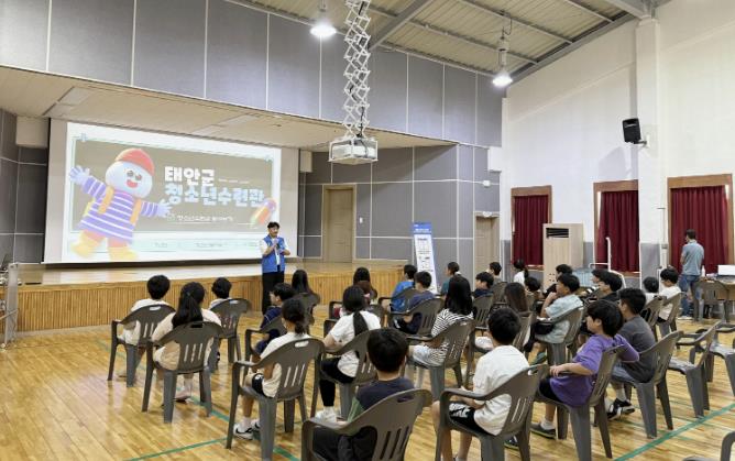 11일 태안군청소년수련관에서 진행된 ‘청소년 AI 성장발달 지원 사업’ 2차 신체측정 모습.