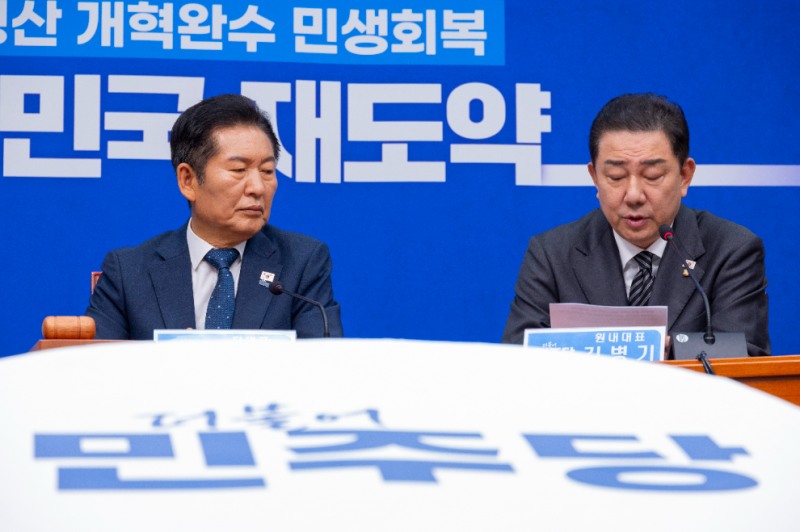 최고위원회의에서 정청래와 김병기(사진=연합뉴스)