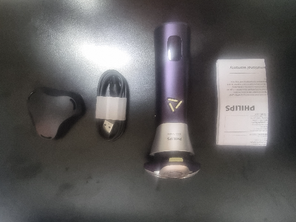 스킨프로 구성품. 본체 뚜껑과 충전 라인, 설명서로 구성돼 있다.