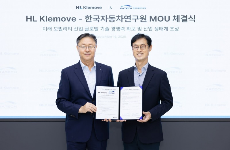 HL클레무브 윤팔주 사장(왼쪽)과 한국자동차연구원 진종욱 원장(오른쪽)이 협약식에서 기념 촬영을 하고 있다.(사진=HL그룹)