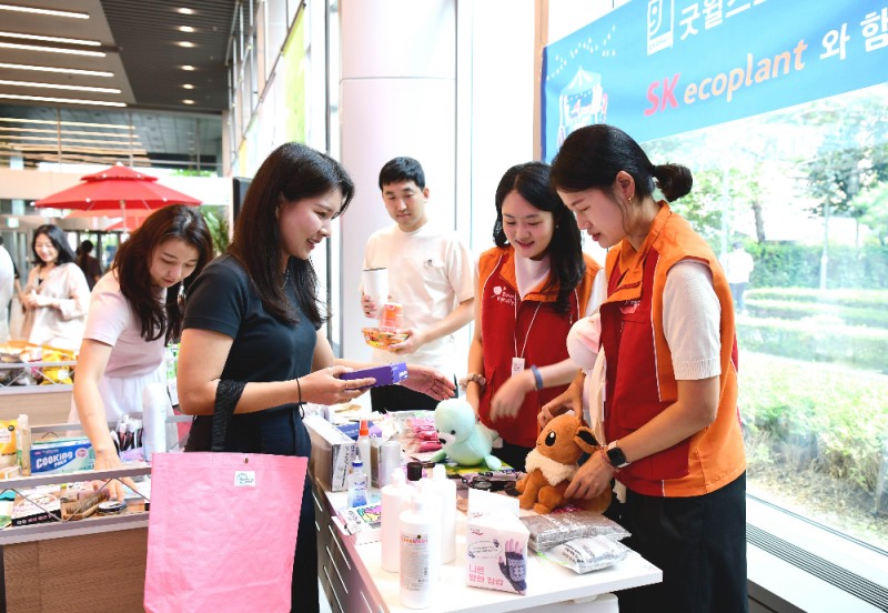 지난 12일 서울 종로구 수송동 SK에코플랜트 본사에서 열린 사내 자원순환 기부프로그램 연계 바자회에서 SK에코플랜트 구성원들이 물품을 구매하고 있는 모습.(사진=SK에코플랜트)