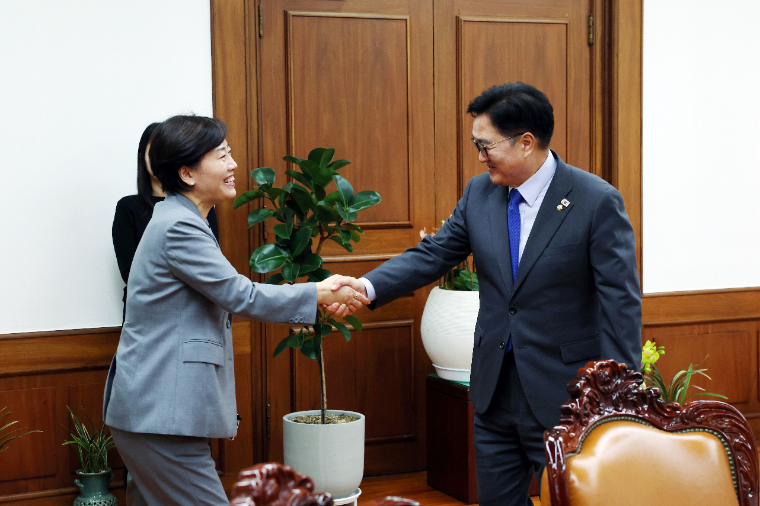 우원식 (오른쪽) 국회의장(사진=공보수석실)