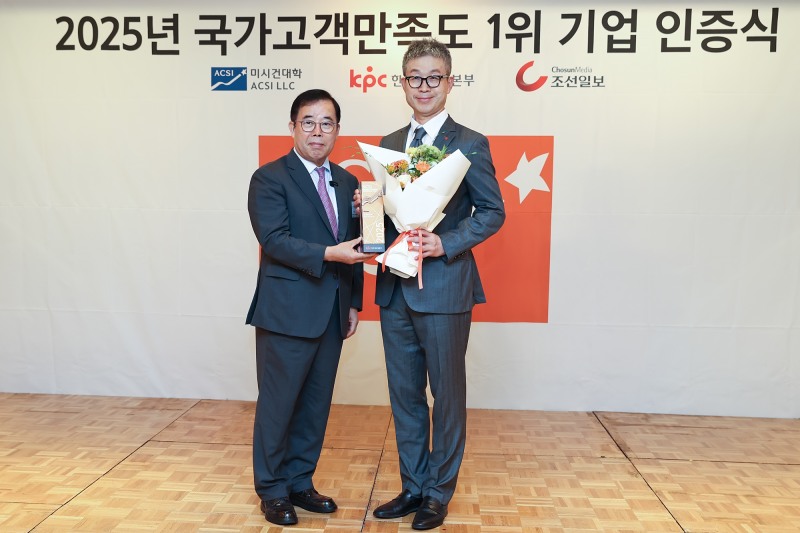 최진환 롯데렌탈 대표이사(오른쪽)와 박성중 한국생산성본부 회장이 17일 서울 중구 소재 롯데호텔에서 열린 2025 국가고객만족도 1위 기업 인증식에서 기념촬영을 하고 있다.(사진=롯데렌탈)