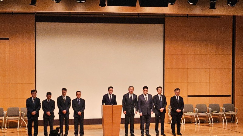 롯데카드 조좌진 대표(가운데)와 임원진이 개인정보 유출 사고를 설명하며 사과하고 있다. 사진=롯데카드