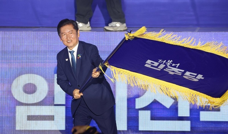 당기를 들고 있는 정청래 대표(사진=연합뉴스)