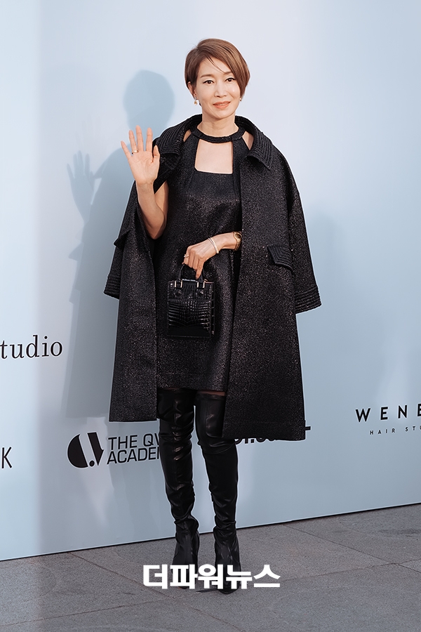 나영희, 우아한 자태