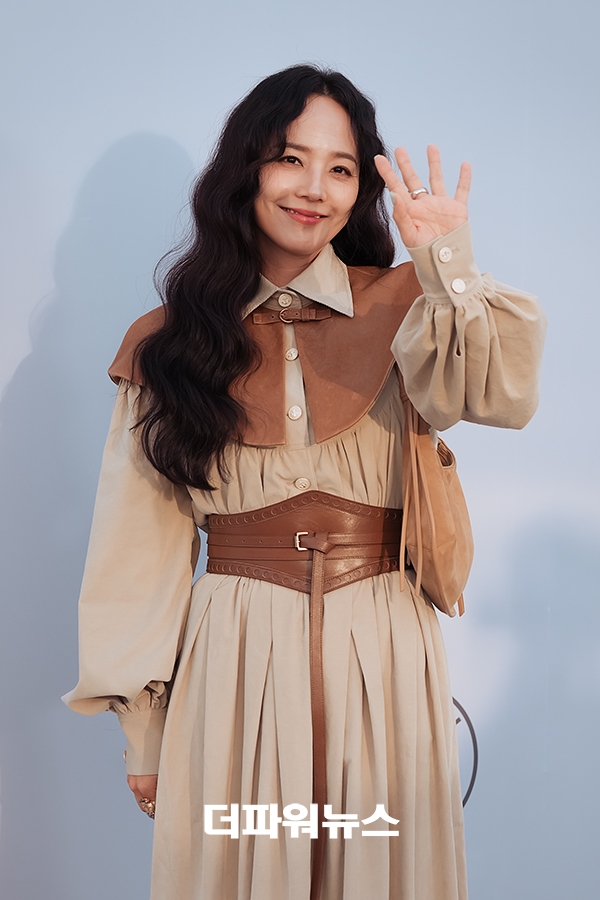 유진, 사랑스러운 손인사