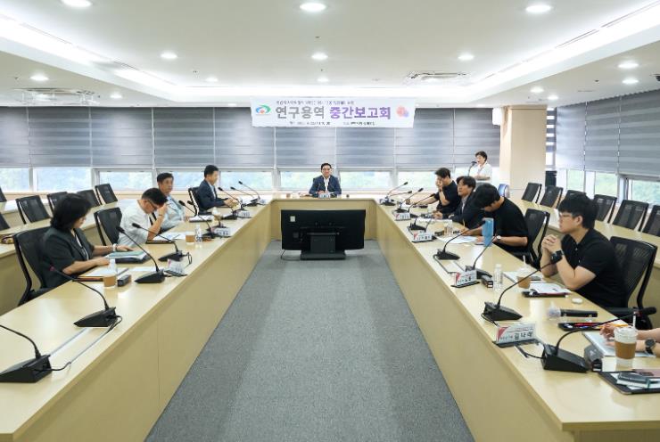 천안시는 23일 시청 중회의실에서 사회적경제 5개년 육성계획 수립 연구용역 중간보고회를 개최했다.