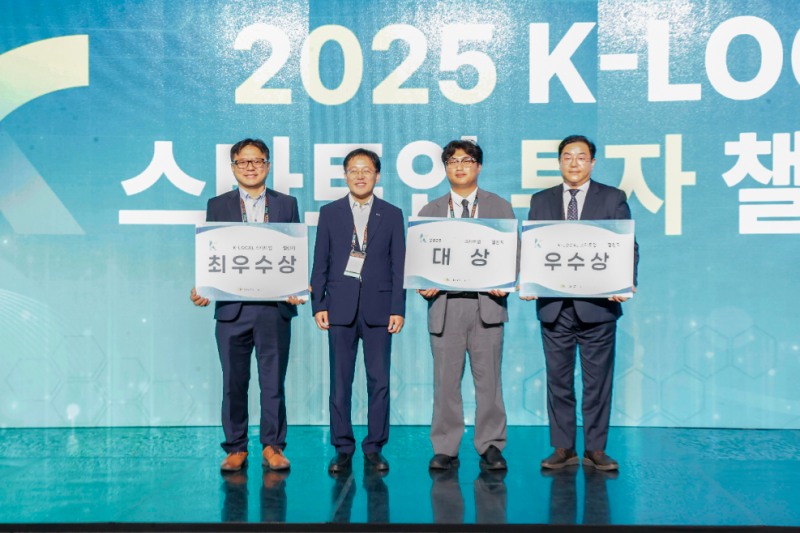 왼쪽부터 한성호 (주)에이플 대표, 이상창 기보 이사, 성룡 (주)파인트코리아 대표, 이현수 (주)몰드 대표가 시상식에서 기념촬영을 하고 있다. 사진=기술보증기금