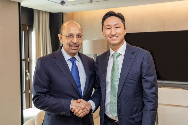 HD현대 정기선 수석부회장(사진 오른쪽)이 25일(목) 사우디 칼리드 알팔리(H.E. Khalid AlFalih) 투자부장관을 만나 사업 협력을 논의했다.(사진=HD현대)