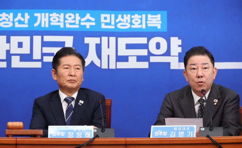 발언하는 더불어민주당 김병기 원내대표(사진=연합뉴스)