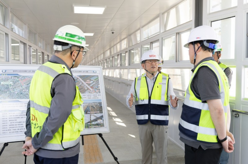 (왼쪽 두번째) 정경구 대표이사.(사진=HDC현대산업개발)