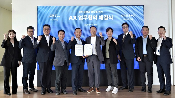 (가운데 왼쪽부터) 이선영 에스알 경영인재실장, 최준호 오케스트로 부사장.(사진=SR)