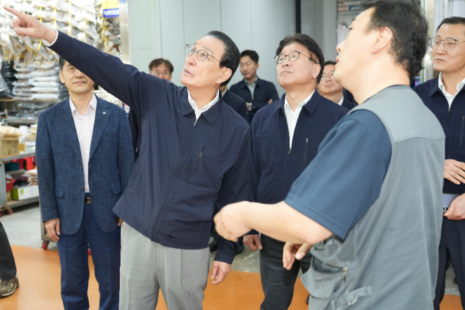 노동진 수협중앙회장(사진 왼쪽 두 번째)이 29일 추석 명절을 앞두고 서울 동작구 노량진수산시장을 찾아 수산물 유통 및 가격 동향을 점검하고 있다.(사진=수협중앙회)