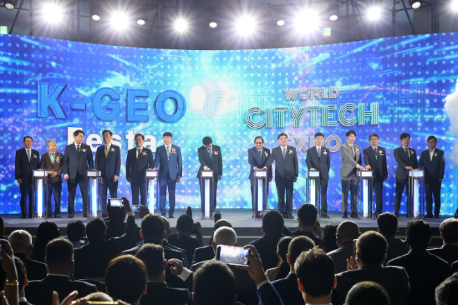 '2025 K-GEO Festa' 개막식이 24일, 킨텍스 제1전시장에서 열린 가운데, LX공사 어명소 사장(왼쪽 네 번째), 송석준 의원(왼쪽 다섯 번째), 국토부 이상경 차관(왼쪽 일곱 번째) 등이 참석했다.(사진=LX공사)
