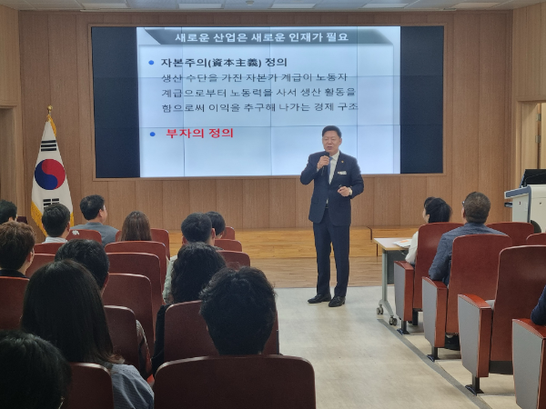 ▲김정희 전남도의회 교육위원장이 광양교육지원청에서 특강을 하고 있다 (사진=전남도의회제공)