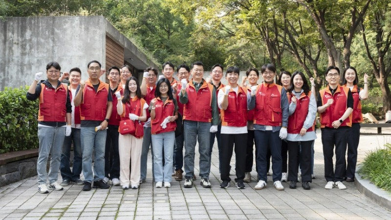 지난 1일 남산공원 소래풀군락지에서 유해식물 제거 활동을 펼친 이호정 SK네트웍스 대표이사와 구성원들이 기념 촬영을 하고 있다.