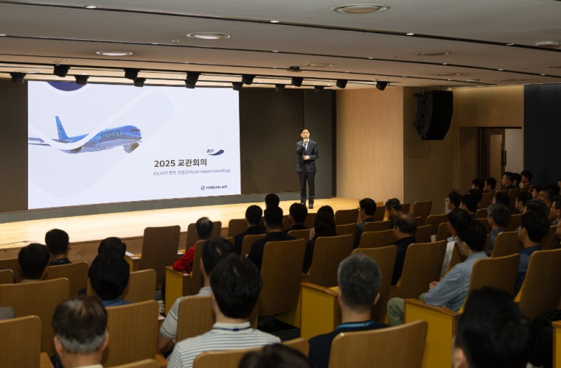 워크숍에 앞서 참석자를 대상으로 인사말을 하고 있는 김해룡 대한항공 운항본부장.(사진=대한항공)
