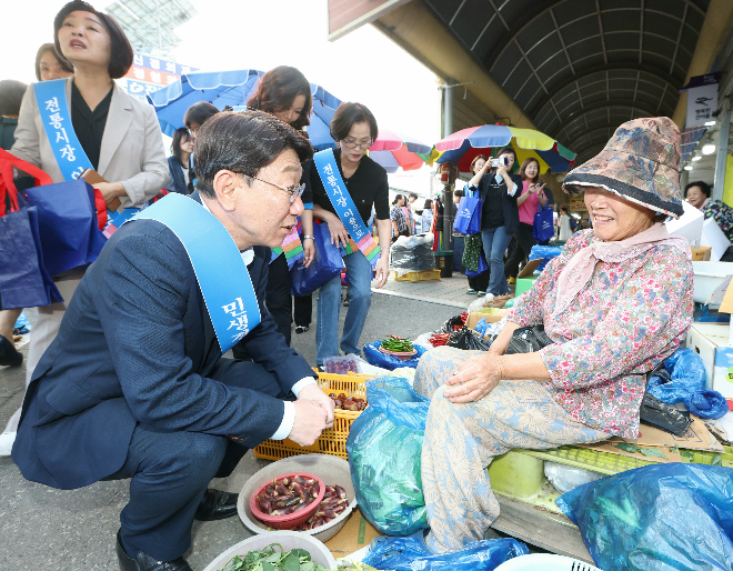 ▲우범기 전주시장이 지난 30일 다가오는 추석 명절을 앞두고 모래내시장을 방문해 장보기 행사를 가졌다(사진=전주시)