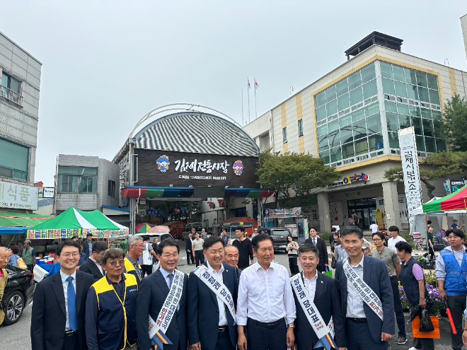 ▲정성주 김제시장이 추석맞이 전통시장 장보기를 가졌다(사진=김제시)